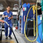 Vendas no comércio recuam 1,5% em abril, impactadas por combustíveis