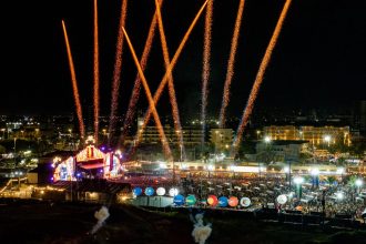 Véspera de São João reúne diferentes estilos musicais e anima público no Arraiá do Povo