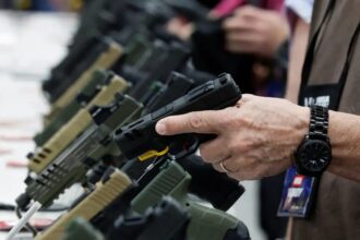 Ações pró-armas de Trump devem favorecer facções criminosas no Brasil