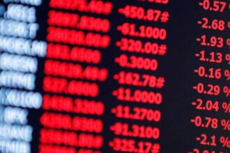 Bolsa sobe quase 3% e fecha no maior nível desde maio