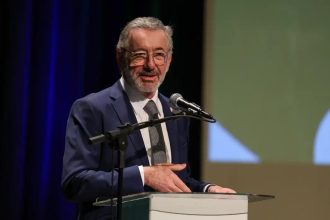 “Brasil não vai abandonar a mesa”, diz ministro sobre taxação dos EUA