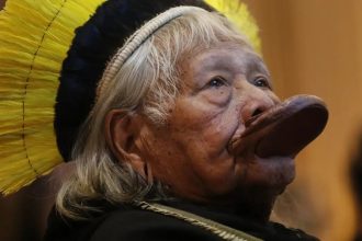 Cacique Raoni volta para unidade de terapia intensiva