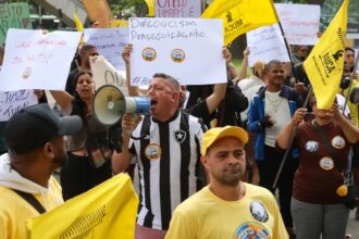 Camelôs protestam contra programa da prefeitura no Rio