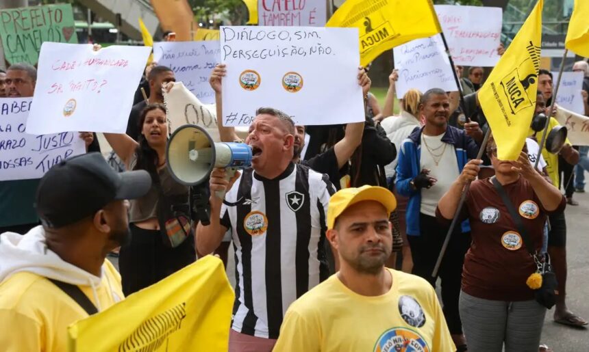 Camelôs protestam contra programa da prefeitura no Rio