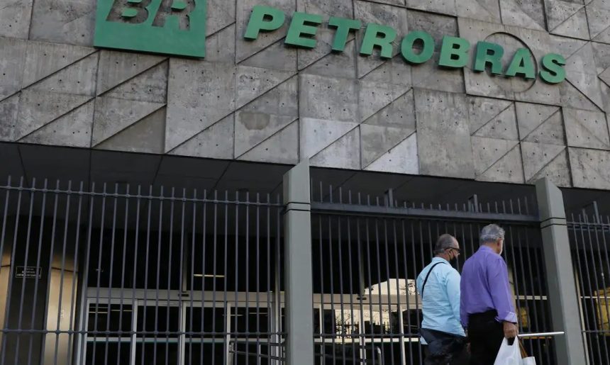 Com alívio da guerra, Petrobras reduz preço do querosene de aviação