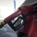 Com nova alta mundial do petróleo, governo mantém desconto na gasolina