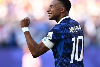 De pênalti, França vence retranca do Paraguai e se classifica na Copa