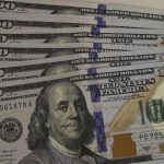Dólar cai a R$ 5,13, e bolsa recua em dia de ajuste no mercado