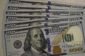 Dólar cai a R$ 5,13, e bolsa recua em dia de ajuste no mercado