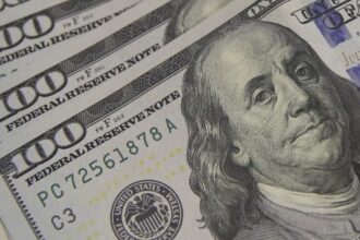 Dólar cai ao menor nível em quase dois meses, com alívio externo