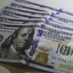 Dólar cai ao menor nível em três semanas; bolsa sobe 1,22%