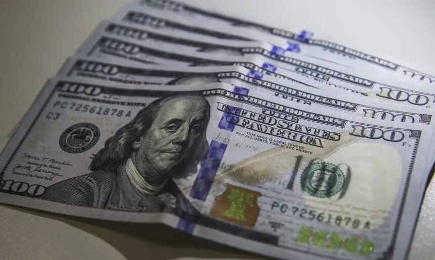 Dólar cai ao menor nível em três semanas; bolsa sobe 1,22%