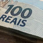 Dólar cai para R$ 5,07, menor nível em um mês; bolsa fica estável