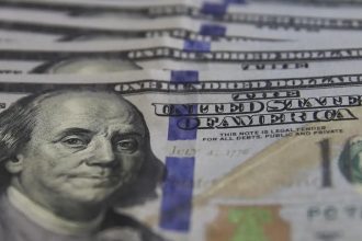 Dólar cai para R$ 5,07, no menor nível em um mês