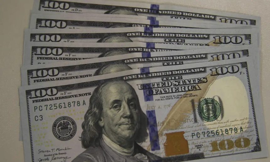 Dólar cai para R$ 5,08, e bolsa recua pela quarta vez consecutiva