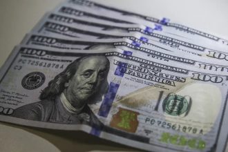 Dólar fica estável em R$ 5,08, mas cai 0,58% na semana