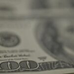 Dólar recua, bolsa cai e petróleo dispara com tensão no Oriente Médio