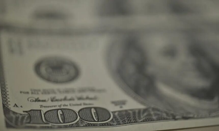 Dólar recua, bolsa cai e petróleo dispara com tensão no Oriente Médio