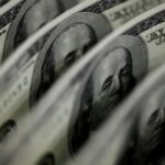 Dólar sobe para R$ 5,11, e bolsa fica estável, apesar de tensão global