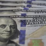 Dólar supera R$ 5,20, e bolsa cai com expectativa por juros nos EUA