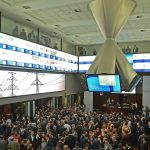 Ibovespa volta aos 174 mil pontos com aposta na Selic, e dólar cai