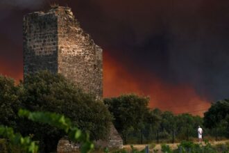 Incêndios florestais ameaçam cidade histórica francesa de Bordeaux