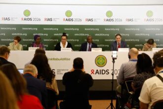 Infecções e mortes por HIV caem, mas falta de recursos ameaça avanços
