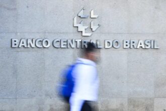 Juros das famílias seguem elevados e chegam a 64% ao ano, diz BC