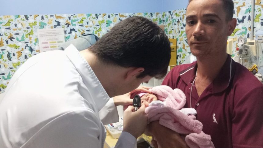Maternidade Nossa Senhora de Lourdes realiza teste do olhinho para identificar alterações visuais em recém-nascidos