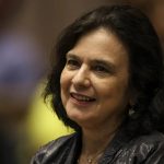 Nísia Trindade lança livro sobre bastidores da covid-19