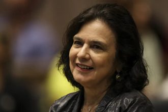 Nísia Trindade lança livro sobre bastidores da covid-19