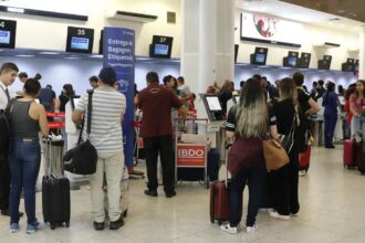 Setor de serviços cai 0,4% em maio por recuo na área de transportes
