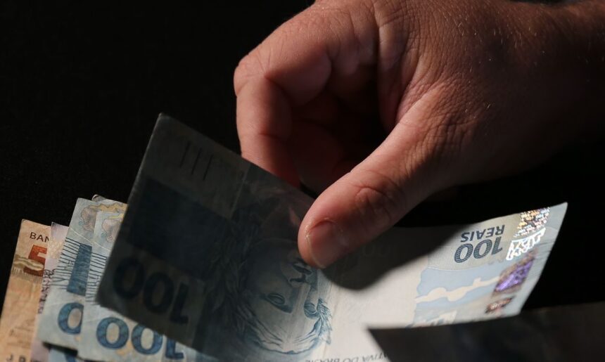 Trabalhadores nascidos em setembro e outubro recebem abono salarial