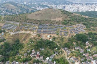 Usina solar em comunidade de Niterói gera energia para 19 creches