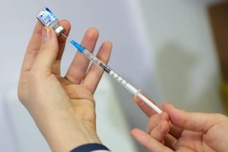 Vacina contra VSR em idosos reduz internações em 75%