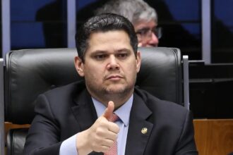 Alcolumbre destrava PEC do fim da 6×1 após conversas com Lula