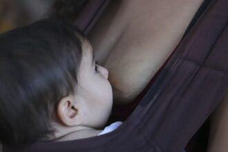 Amamentação reduz risco de doença cardíaca na mãe