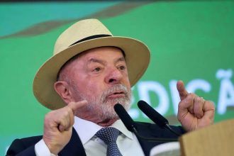 Atitude irresponsável, diz Lula após revogação de visto de embaixadora