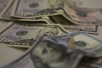 Brasil e EUA retomam negociação após tarifaços de 25% e 12,5%