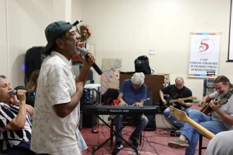 Com 25 anos, grupo musical de pacientes psiquiátricos lança novo álbum