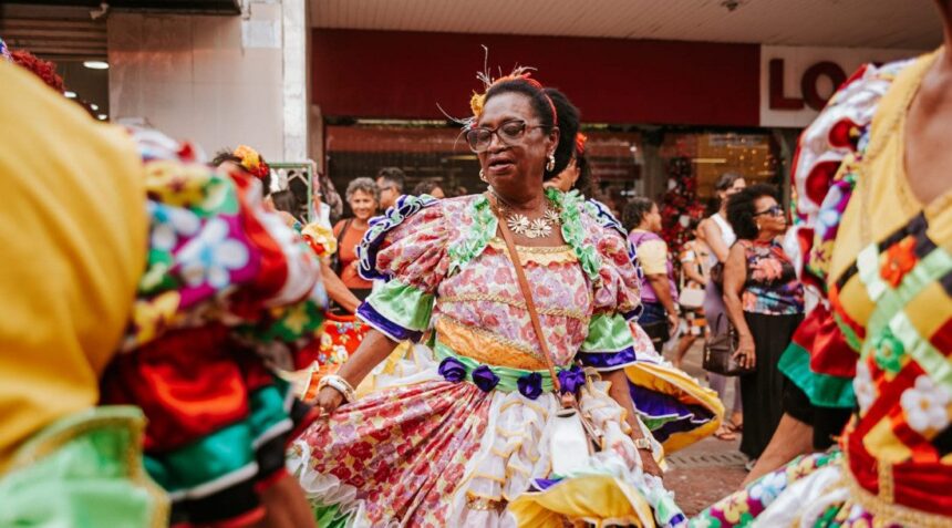 Cortejo cultural reúne grupos e mestres sergipanos em celebração ao Dia do Folclore no Centro de Aracaju