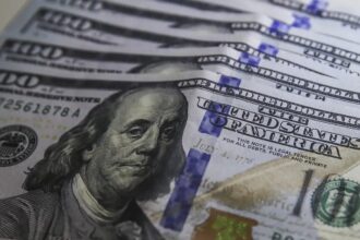 Dólar cai para R$ 5,17 após anúncio de recompra de títulos nos EUA