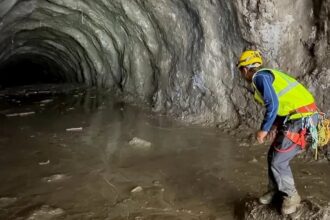 Equipes do Nepal procuram centenas de pessoas presas em túneis