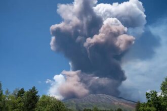 Erupção do Etna prolonga fechamento de aeroporto na Sicília
