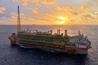Navio-plataforma da Petrobras atinge produção máxima no pré-sal
