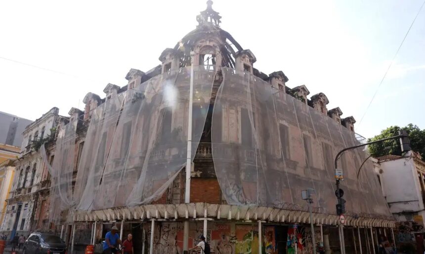 Palacete Imperial acumula denúncias de abandono no centro do Rio