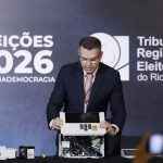 TRE-RJ abre urna para o público e defende segurança do voto eletrônico