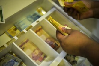 Trabalhadores nascidos em novembro e dezembro recebem abono salarial
