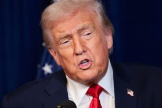 Trump assina decretos e restringe cidadania por nascimento