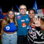 ”Eu ficava procurando uma cadeira em que pudesse sentar”, diz paciente do Opera Sergipe ao lado do governador Fábio